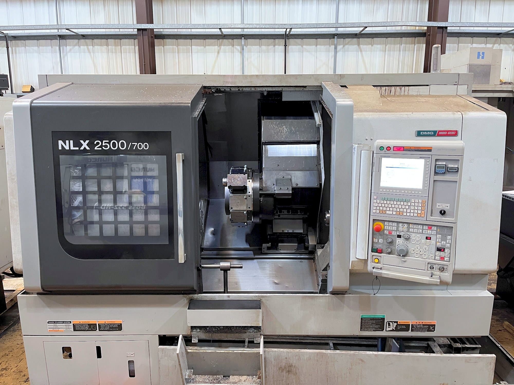 MORI SEIKI NLX2500Y-700 Mašinos vaizdas iš priekio