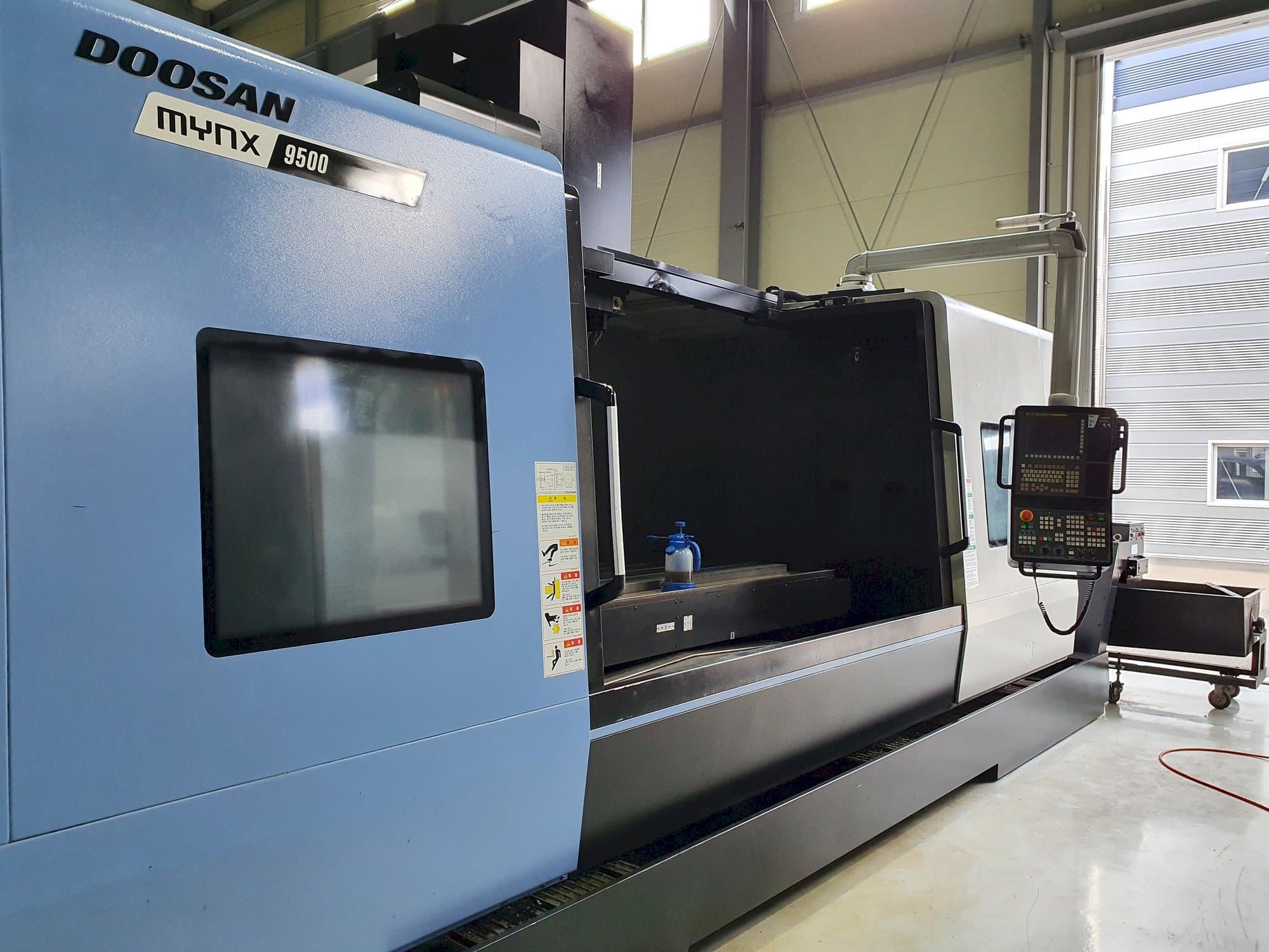 Doosan MYNX 9500 Mašinos vaizdas iš priekio