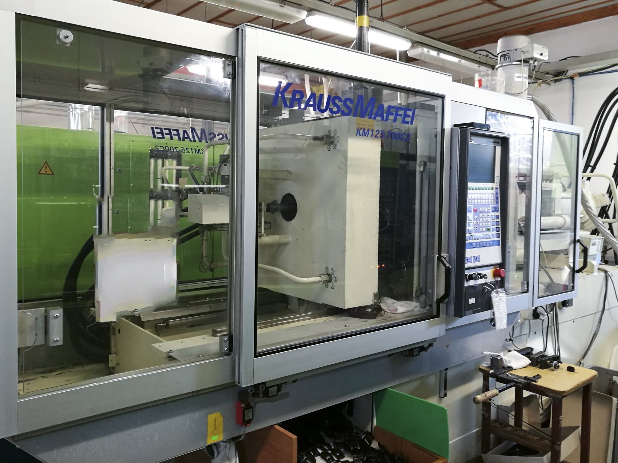 Krauss Maffei 125-700 C2 Mašinos kairės pusės vaizdas