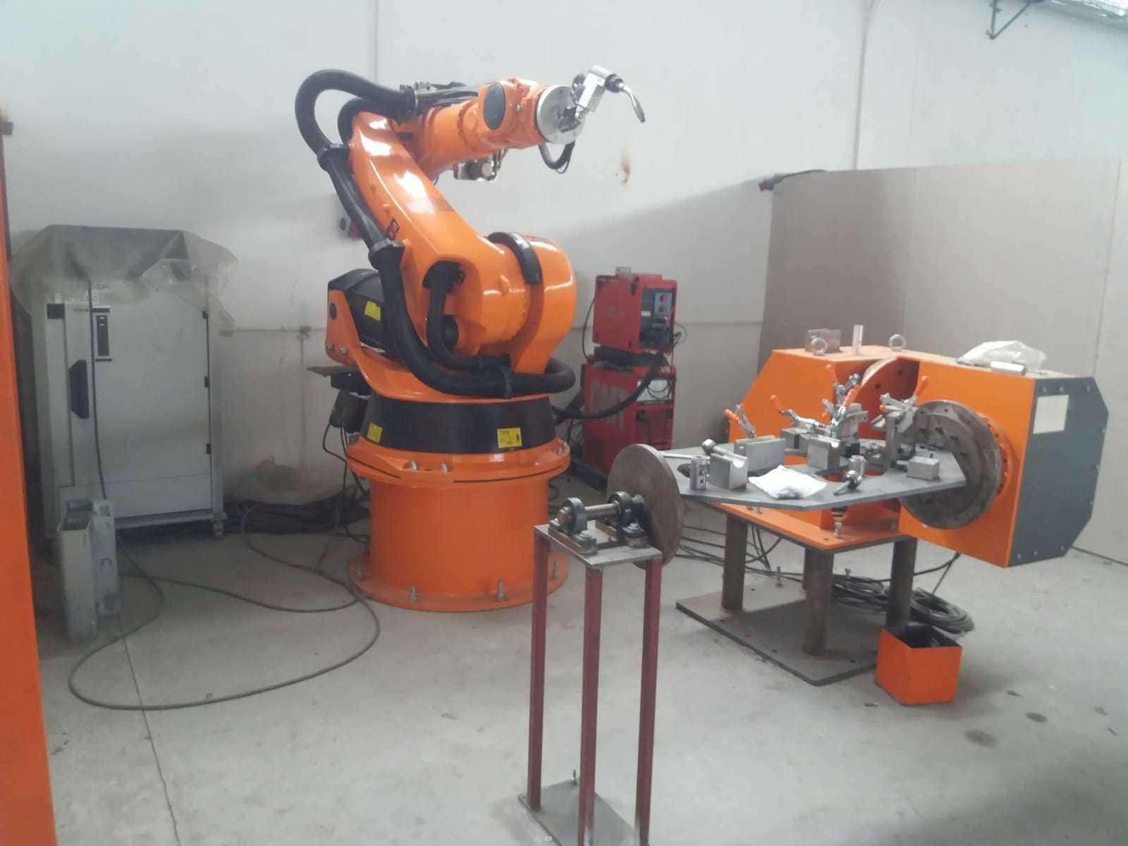 KUKA KR200 Mašinos vaizdas iš priekio