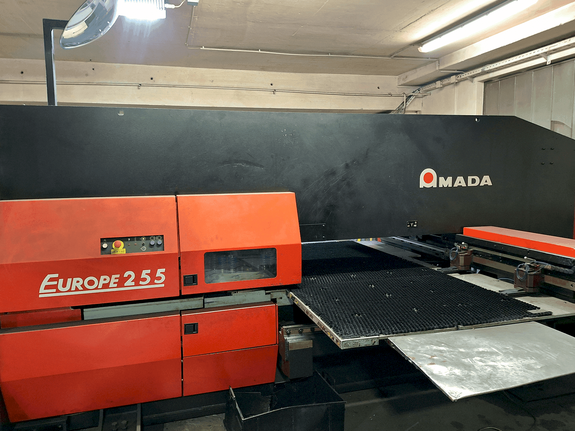 AMADA EUROPE 255 CNC Mašinos vaizdas iš priekio