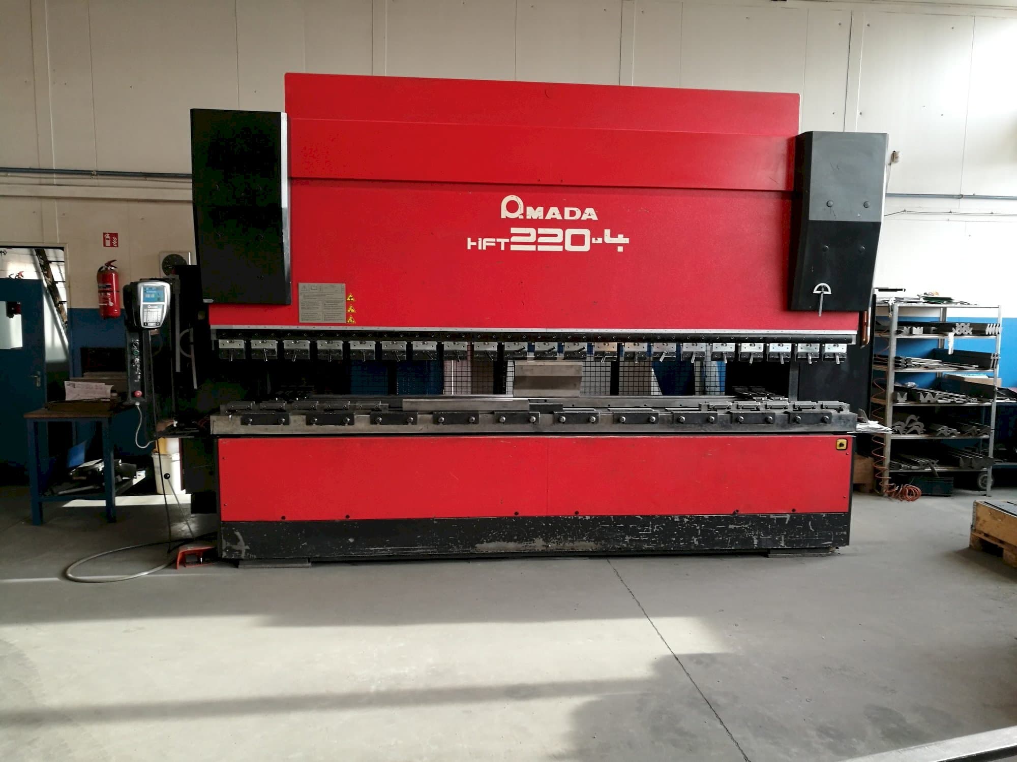 AMADA HFT 220-4 Mašinos vaizdas iš priekio