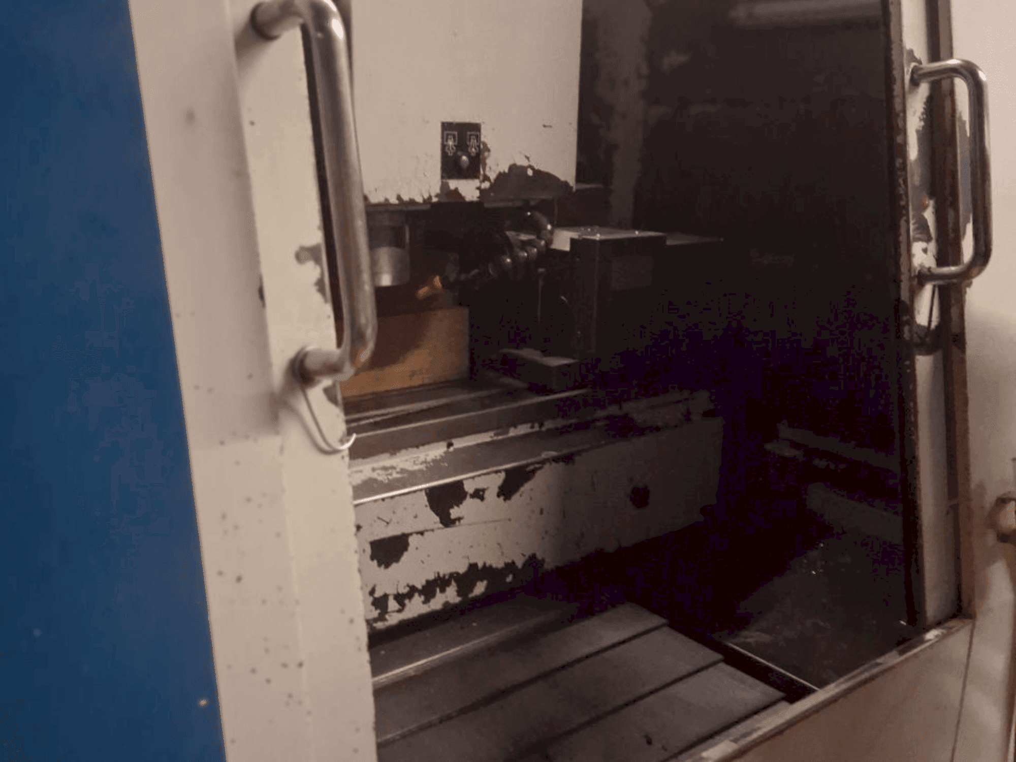 Hurco BMC 30HT/M Mašinos vaizdas iš priekio