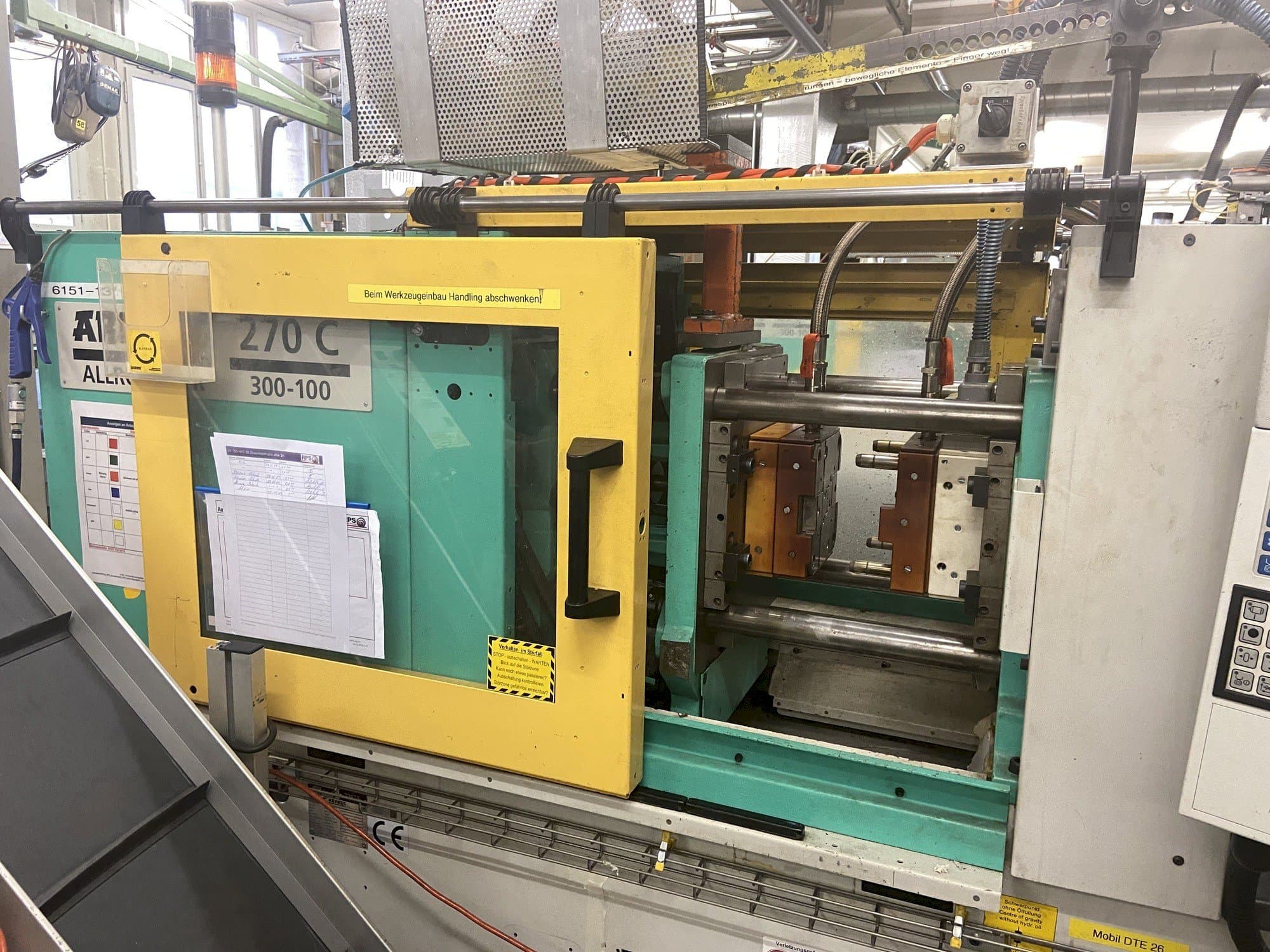 Arburg 270 C 300-100 Mašinos vaizdas iš priekio