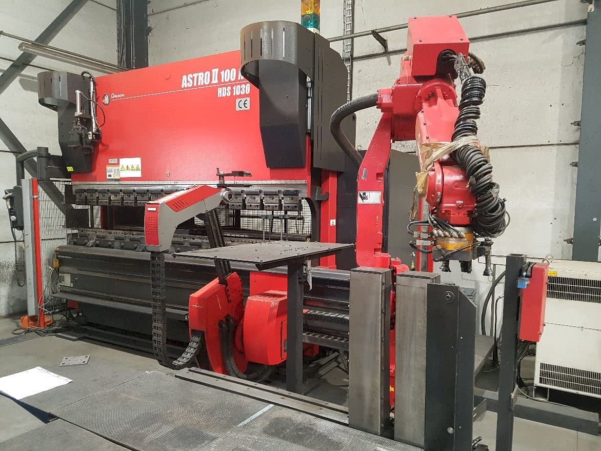 AMADA Astro II 100NT HDS 1030 Mašinos vaizdas iš priekio