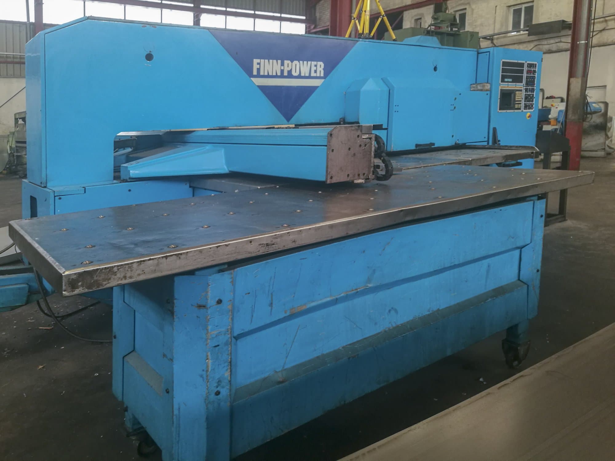 Finn-Power TP 2020 Mašinos kairės pusės vaizdas