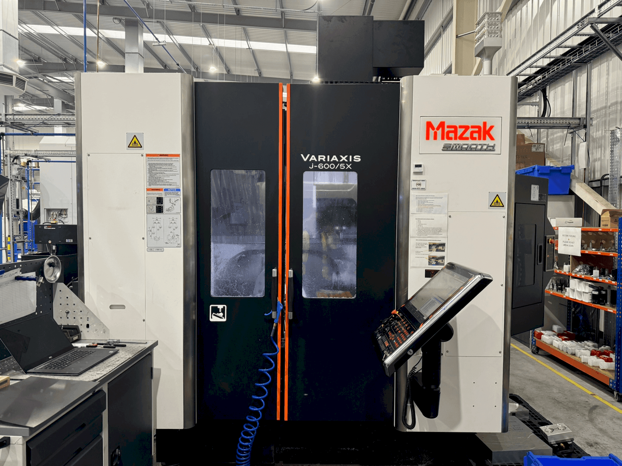 Mazak Variaxis J-600 Mašinos vaizdas iš priekio