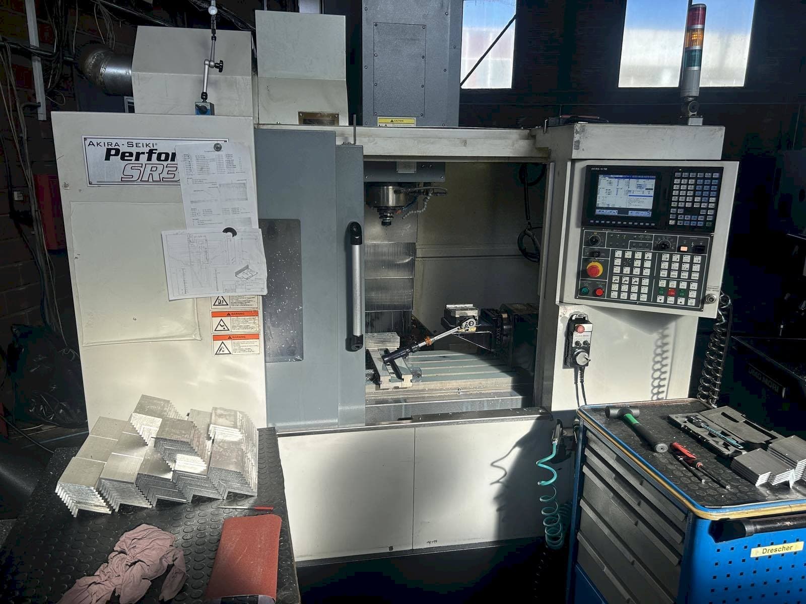 Akira Seiki SR3AXP Mašinos vaizdas iš priekio