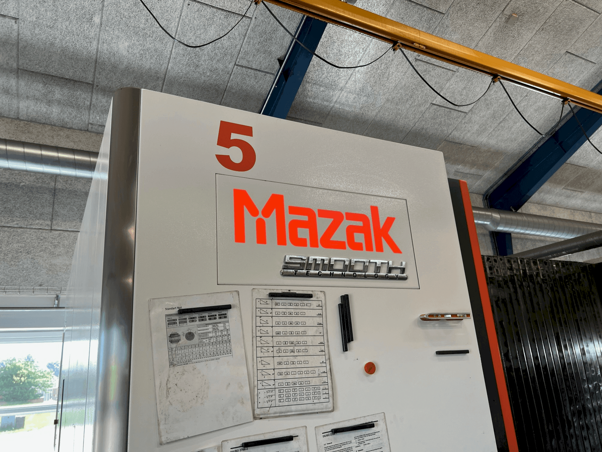 Mazak VTC-530C Mašinos vaizdas iš priekio