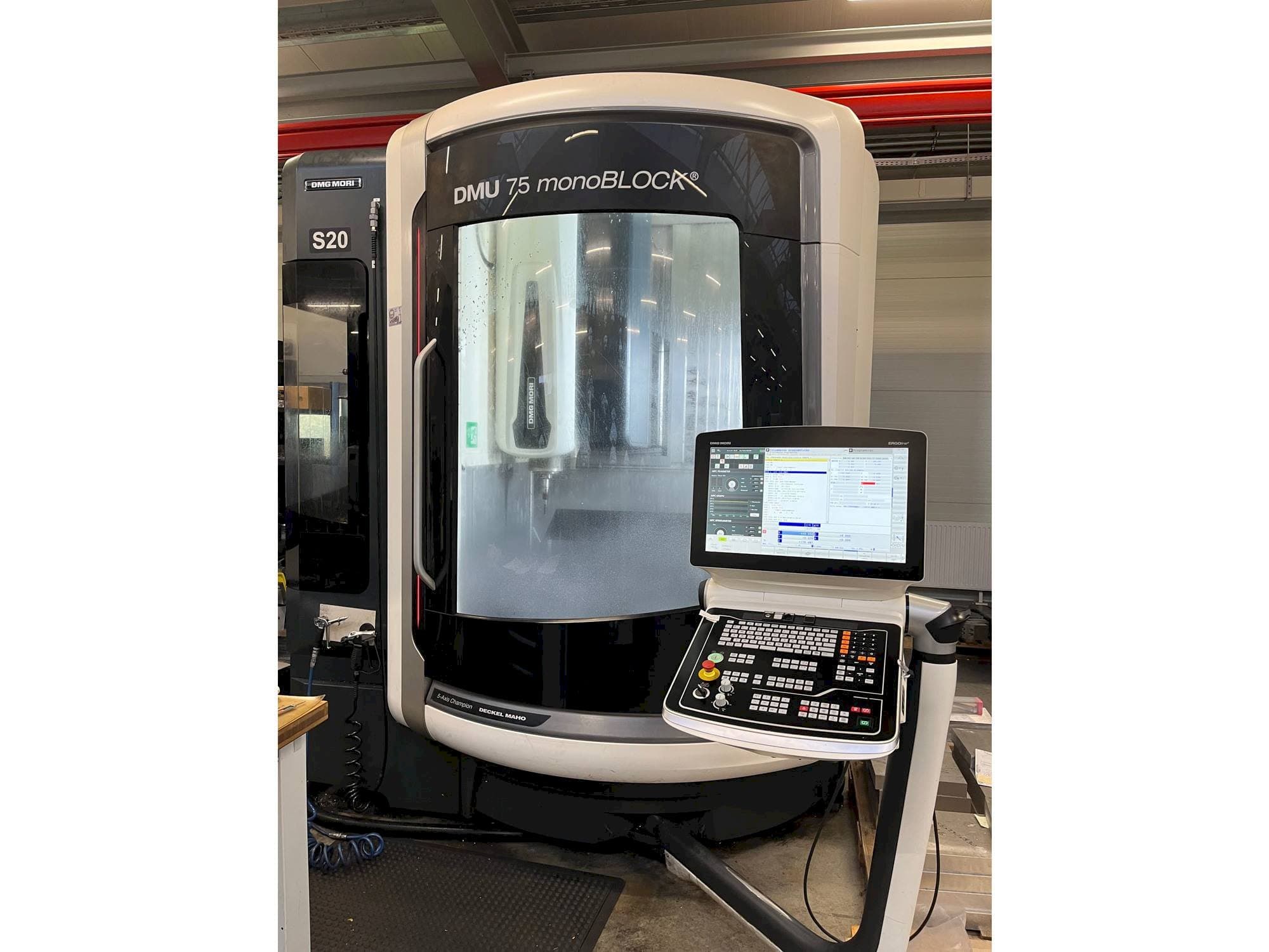 DMG MORI DMU 75 monoBLOCK Mašinos vaizdas iš priekio