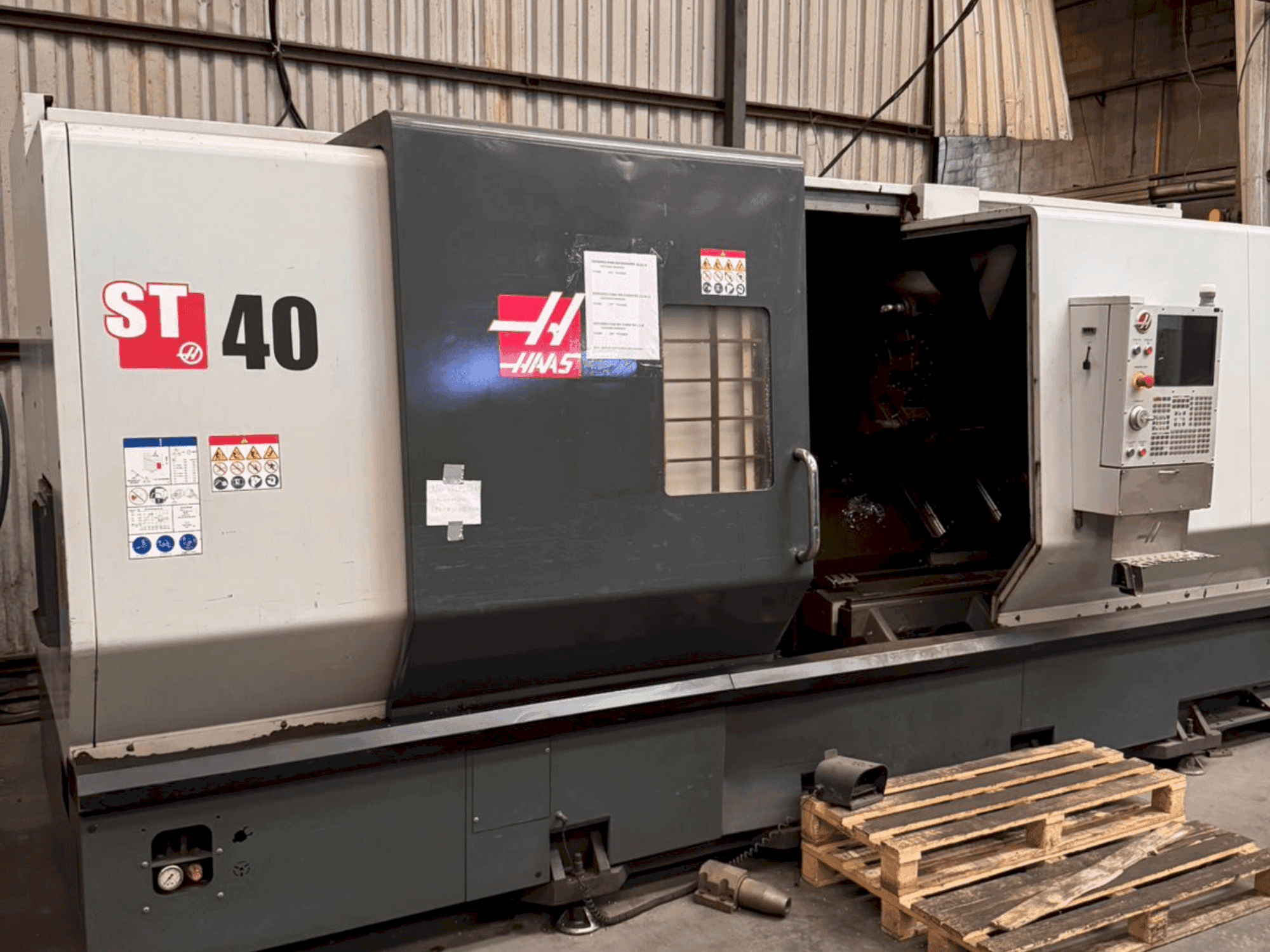 HAAS ST-40 Mašinos vaizdas iš priekio