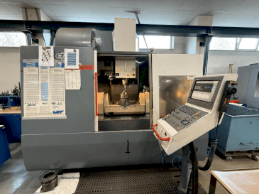 KOVOSVIT MAS MCV 1000 Speed 5AX Mašinos vaizdas iš priekio