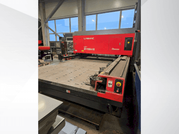 AMADA LC 2415 A3 Mašinos vaizdas iš priekio