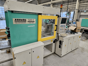 Arburg 320 C 500-100 + Multilift H with B-Axis Mašinos vaizdas iš priekio