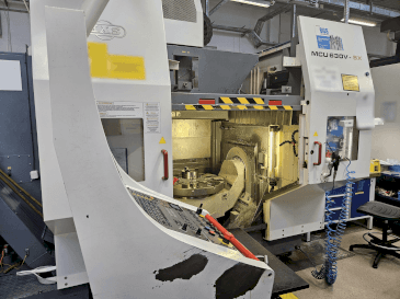 KOVOSVIT MAS MCU 630V-5X Mašinos vaizdas iš šono