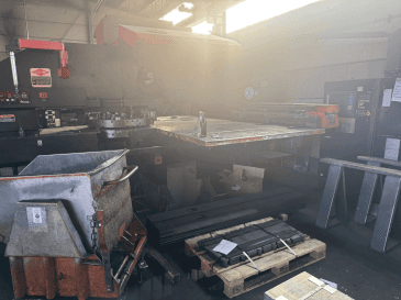 AMADA PEGA 306072 2000MM Mašinos vaizdas iš priekio