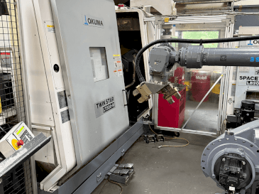 Okuma Twinstar LT300-M Mašinos vaizdas iš priekio