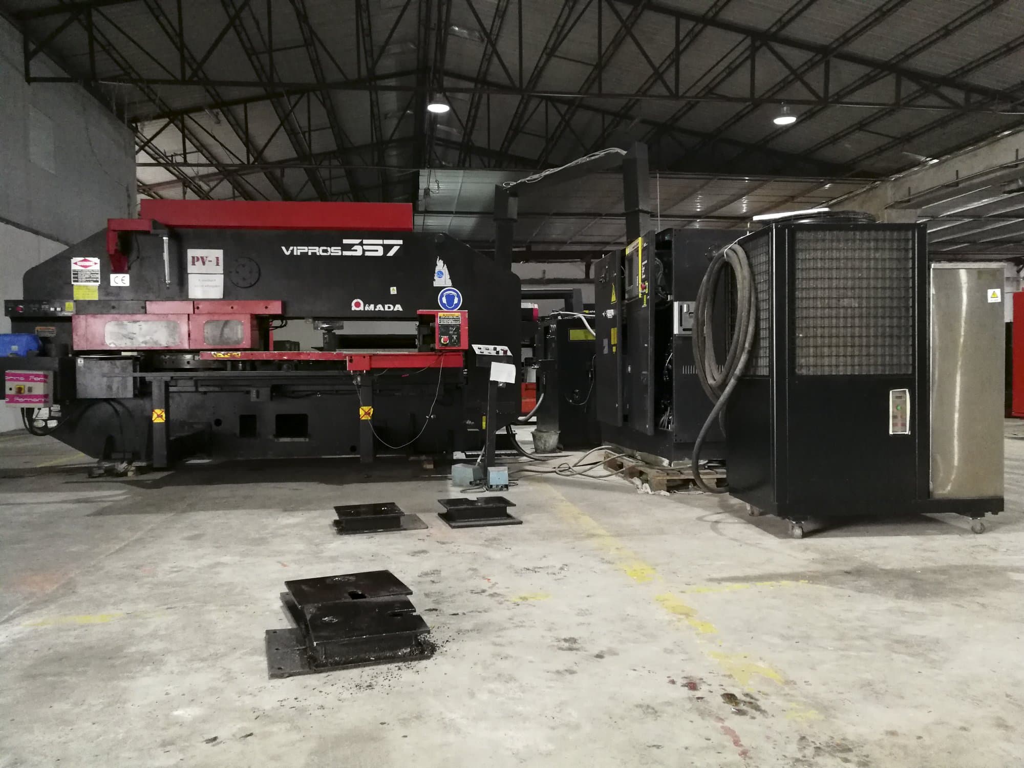 AMADA Vipros 357 Mašinos vaizdas iš priekio
