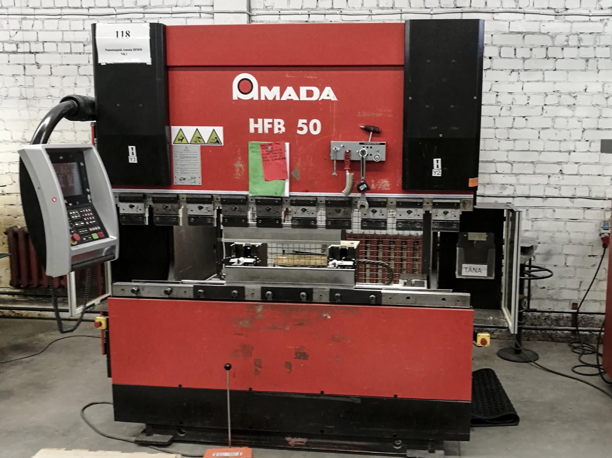 AMADA HFB 50 Mašinos vaizdas iš priekio