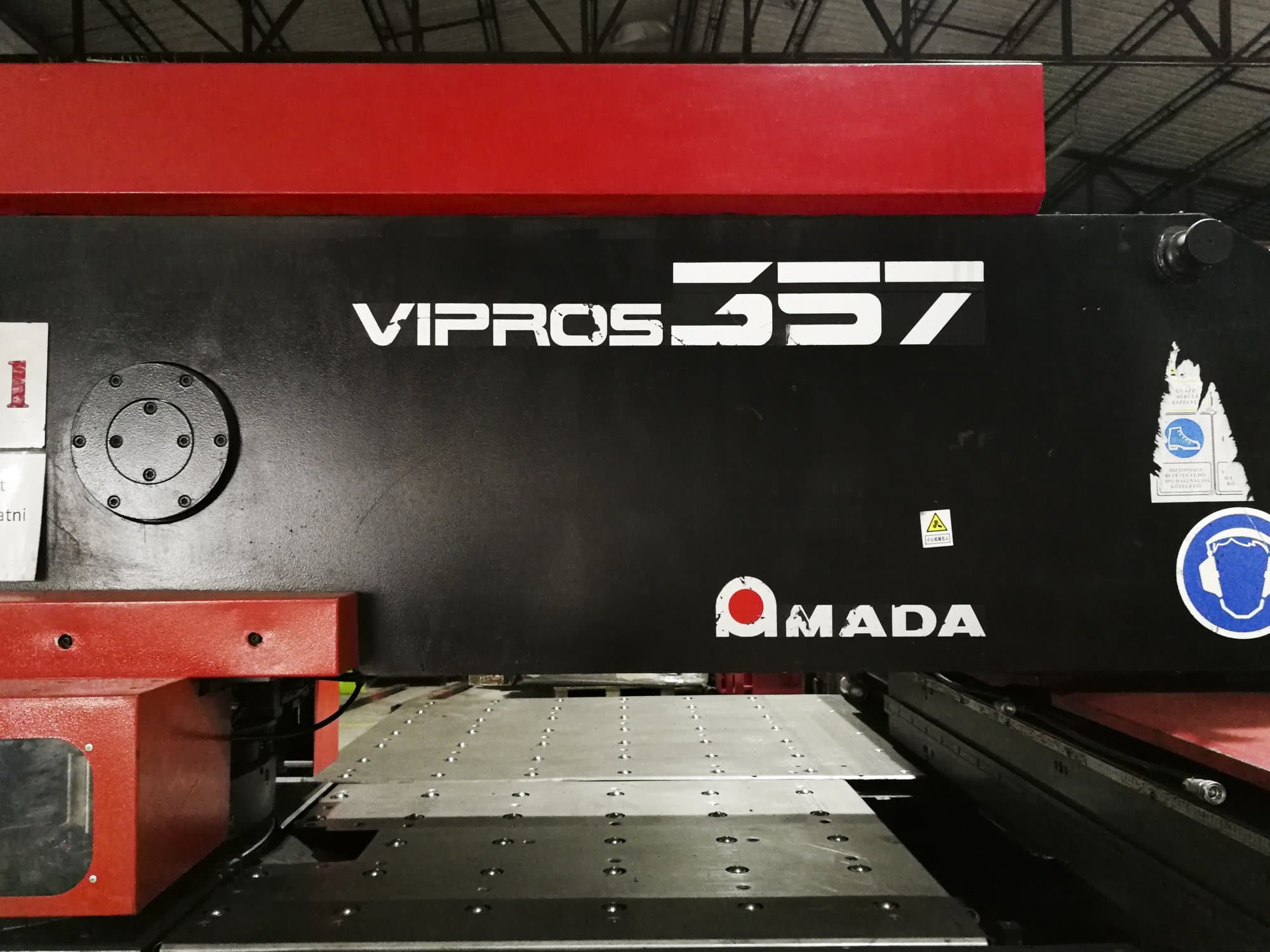 AMADA Vipros 357 Mašinos vaizdas iš priekio