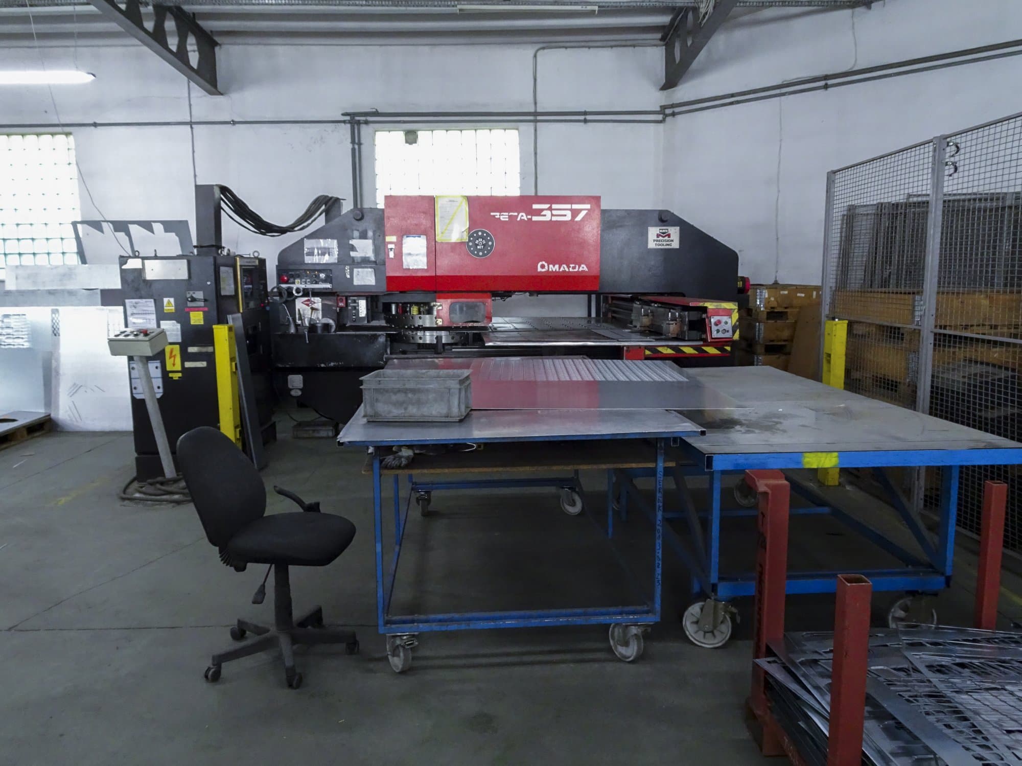 AMADA PEGA 357 Mašinos vaizdas iš priekio