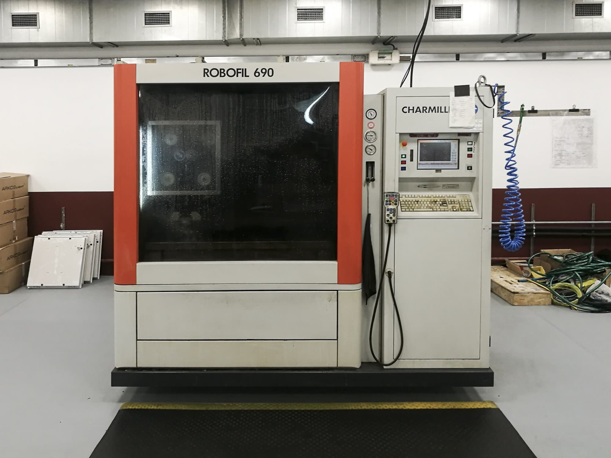 CHARMILLES ROBOFIL 690 Mašinos vaizdas iš priekio