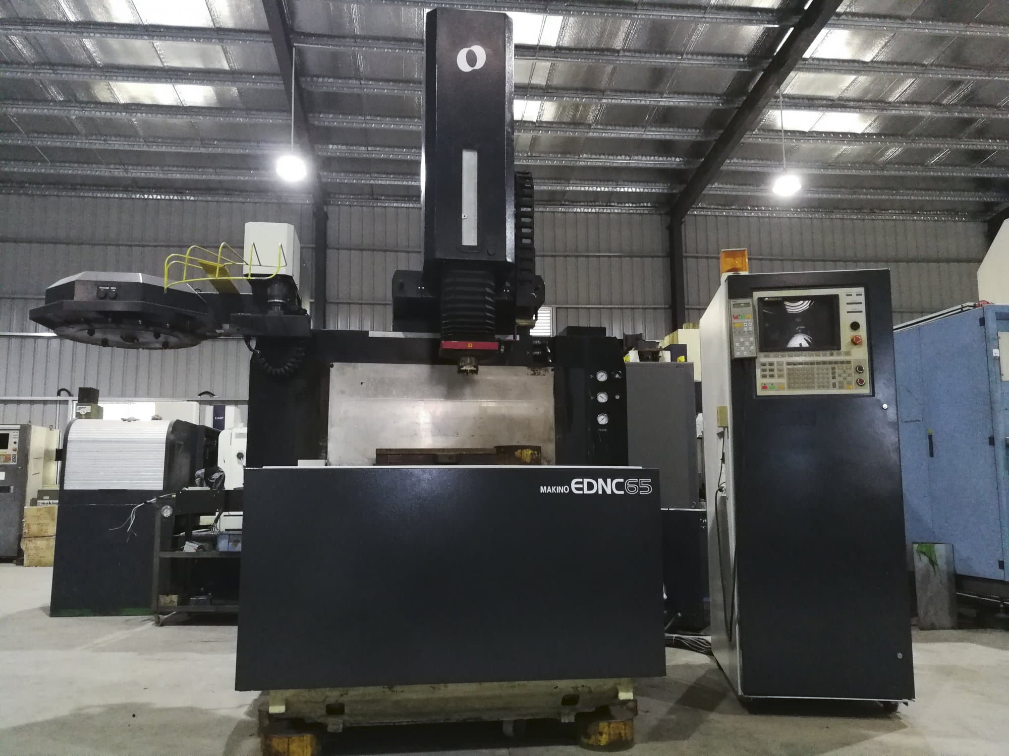 Makino EDNC65 Mašinos vaizdas iš priekio