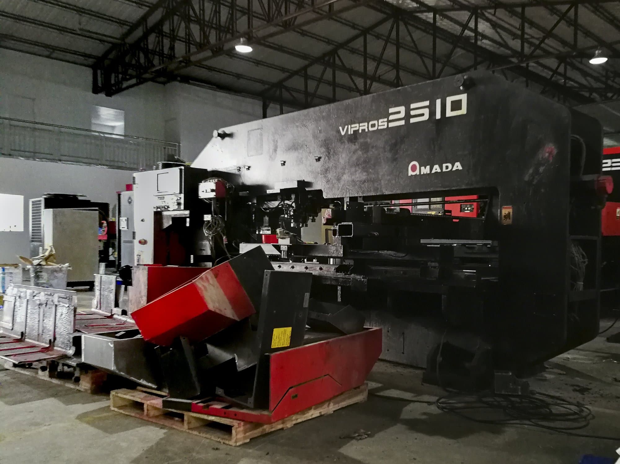 AMADA Vipros 2510 Mašinos dešinės pusės vaizdas