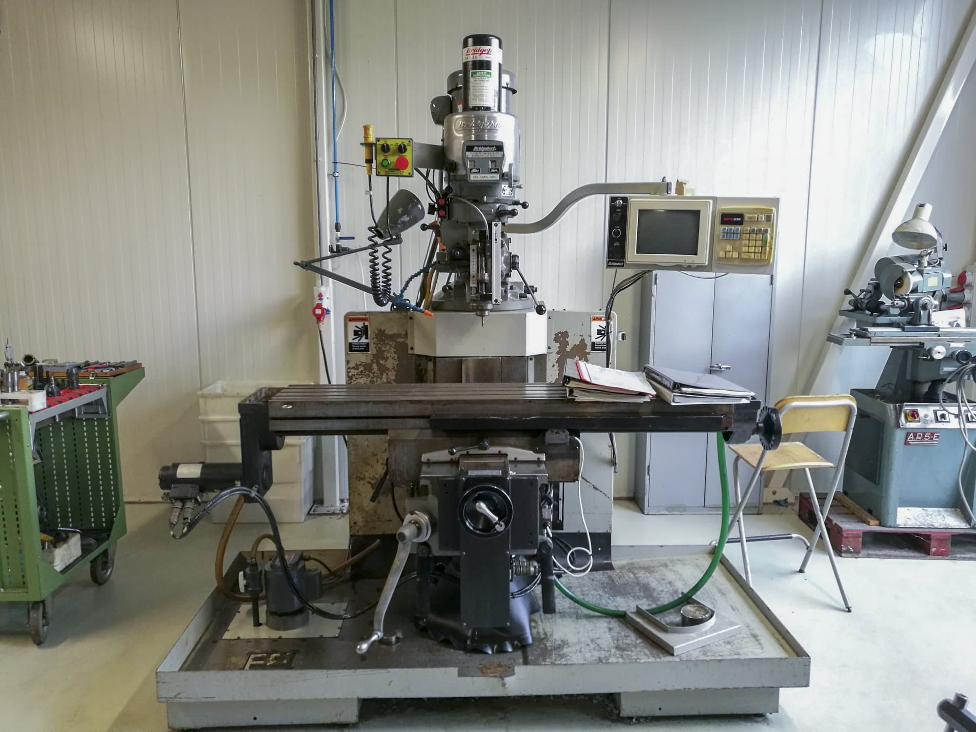 Bridgeport EZ TRAK DX II Mašinos vaizdas iš priekio