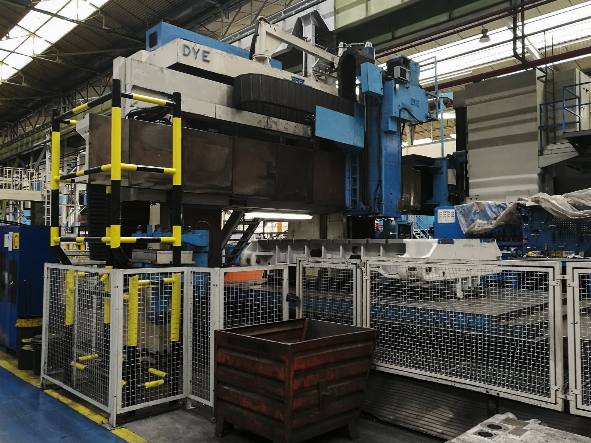 DYE FPF-4-N/C Mašinos kairės pusės vaizdas