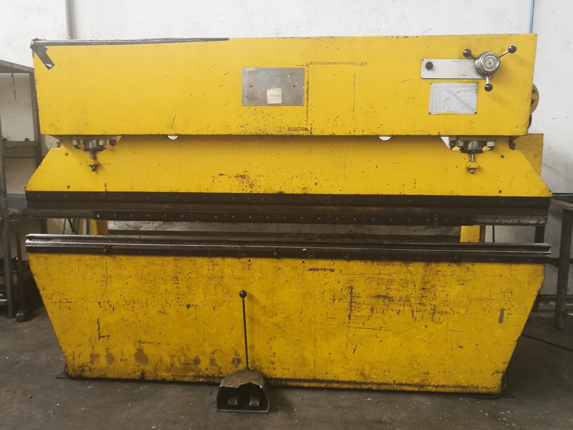 Ajial 75 Tn Mašinos vaizdas iš priekio