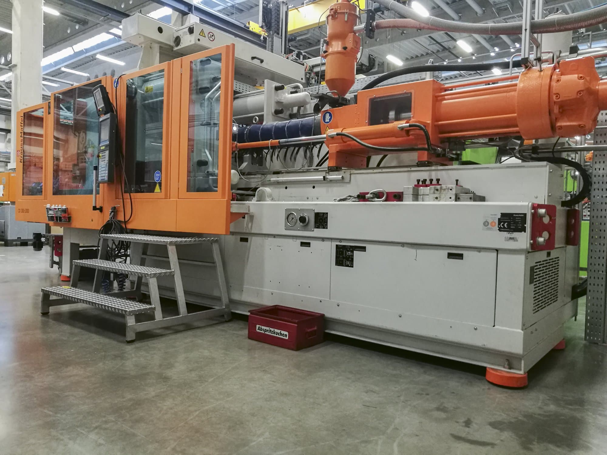 Krauss Maffei 300-2000 CX Mašinos dešinės pusės vaizdas