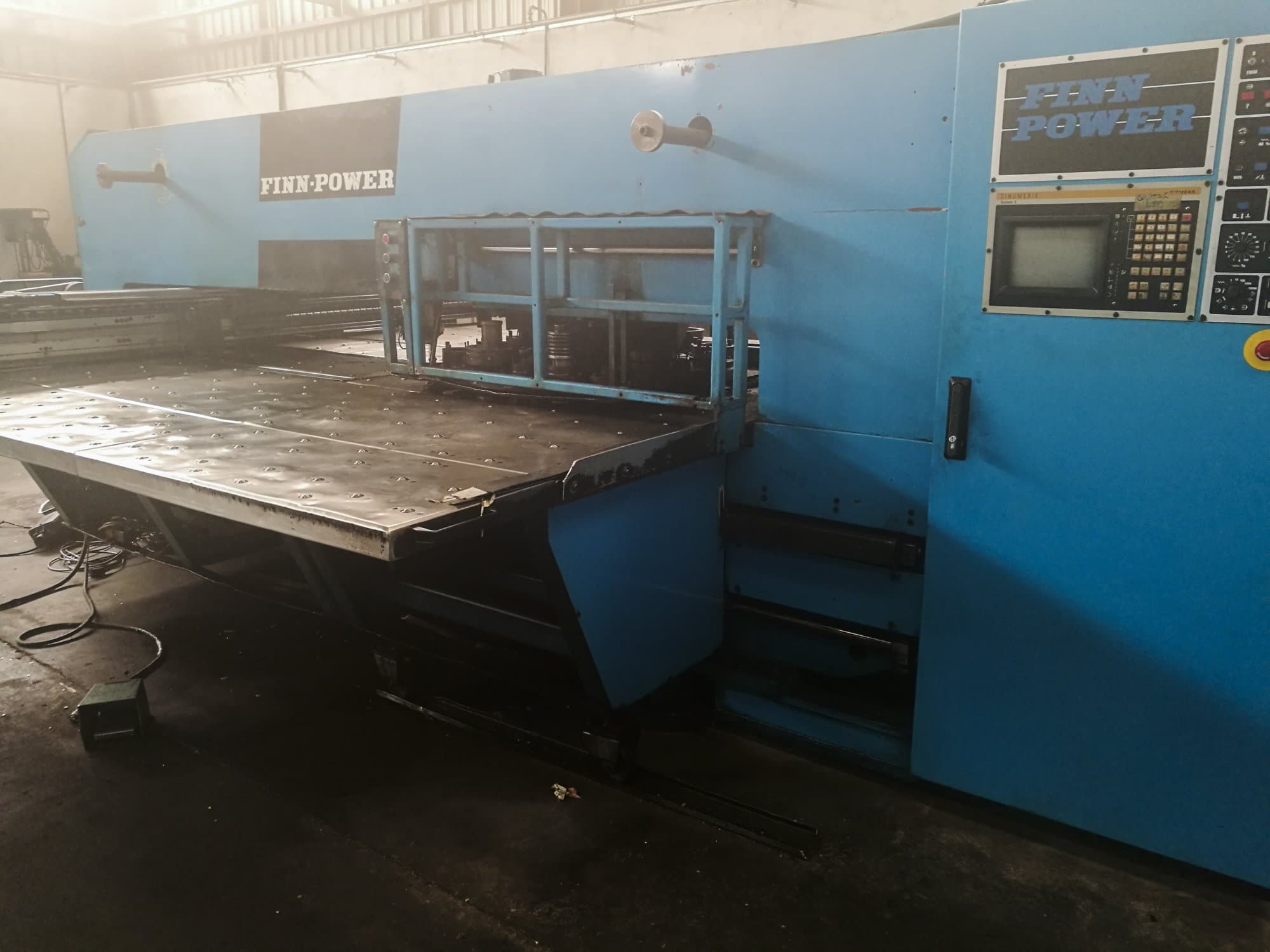 Finn-Power TP 2520 IF2 Mašinos dešinės pusės vaizdas