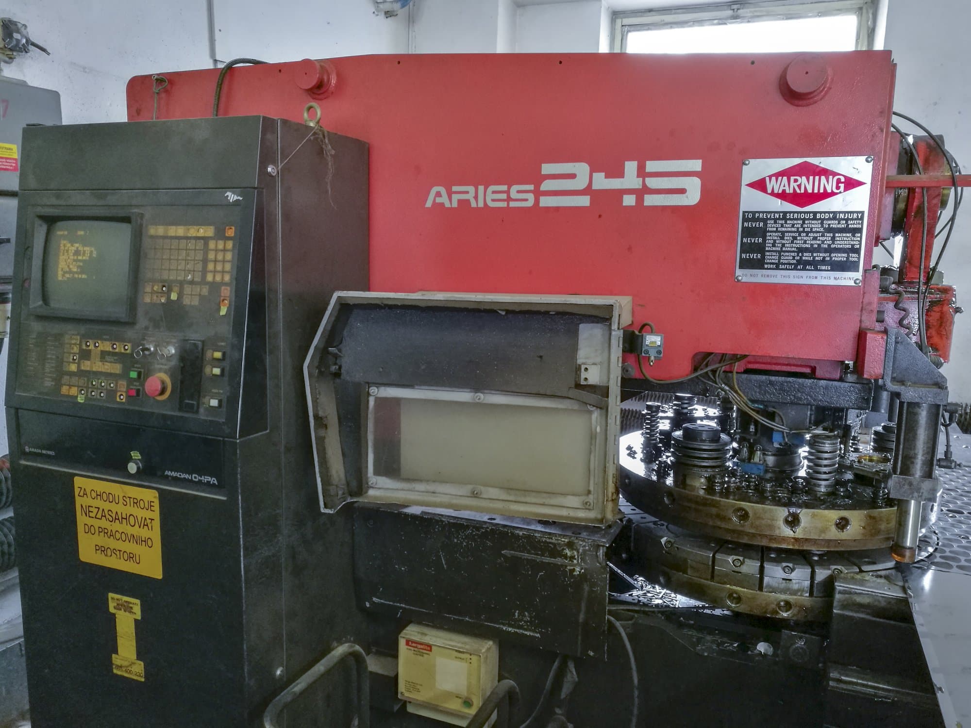 AMADA ARIES 245 Mašinos vaizdas iš priekio