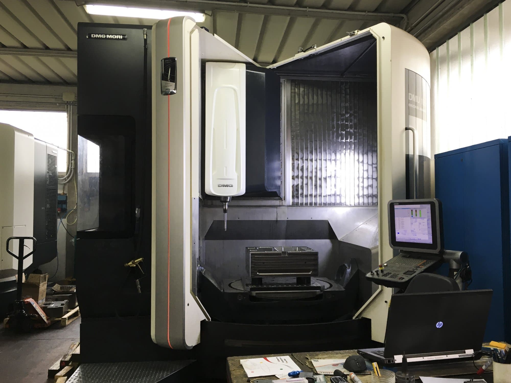 DMG MORI DMU 105 monoBLOCK Mašinos vaizdas iš priekio