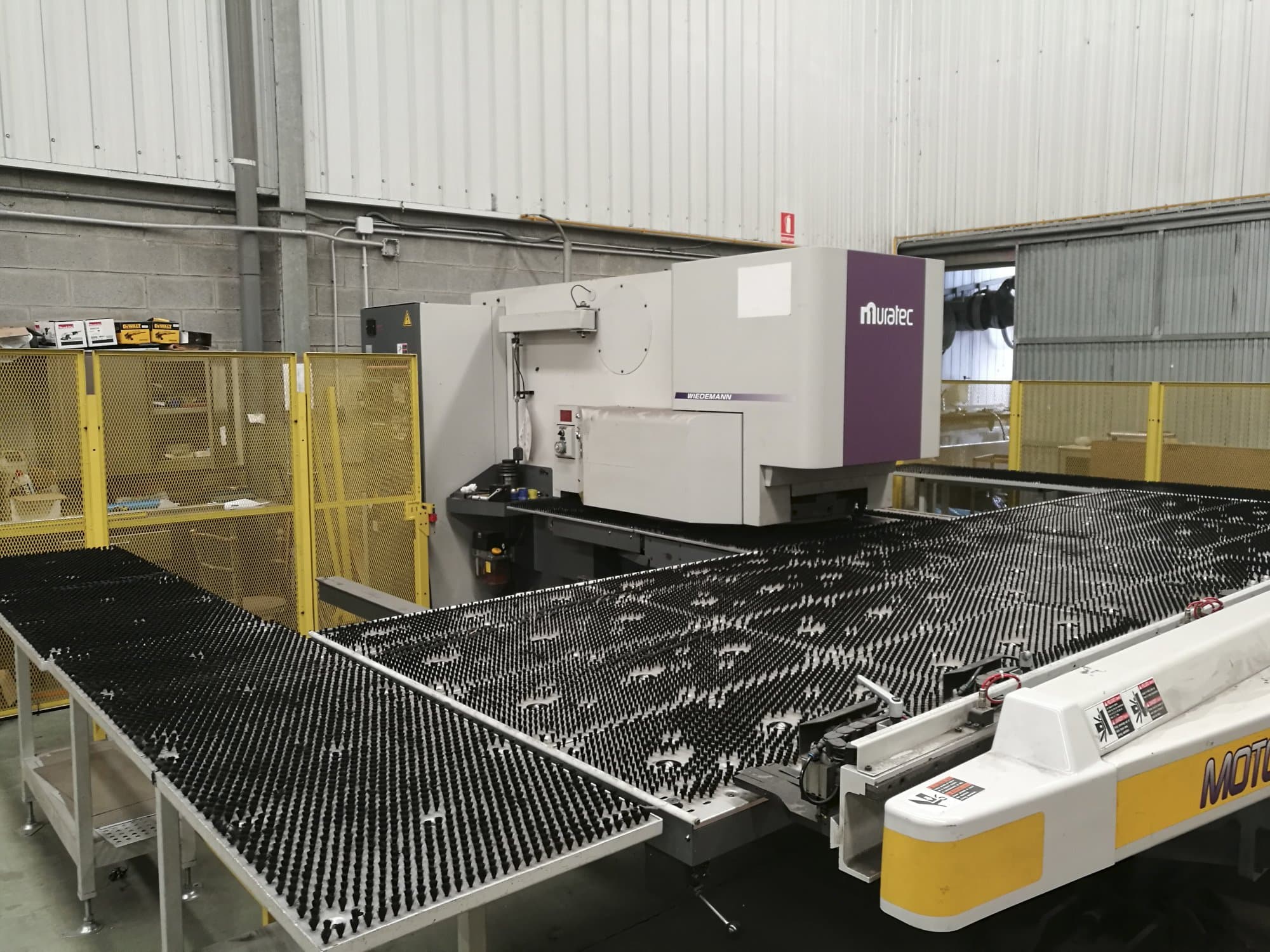 Murata Wiedemann M-2558-T Mašinos kairės pusės vaizdas