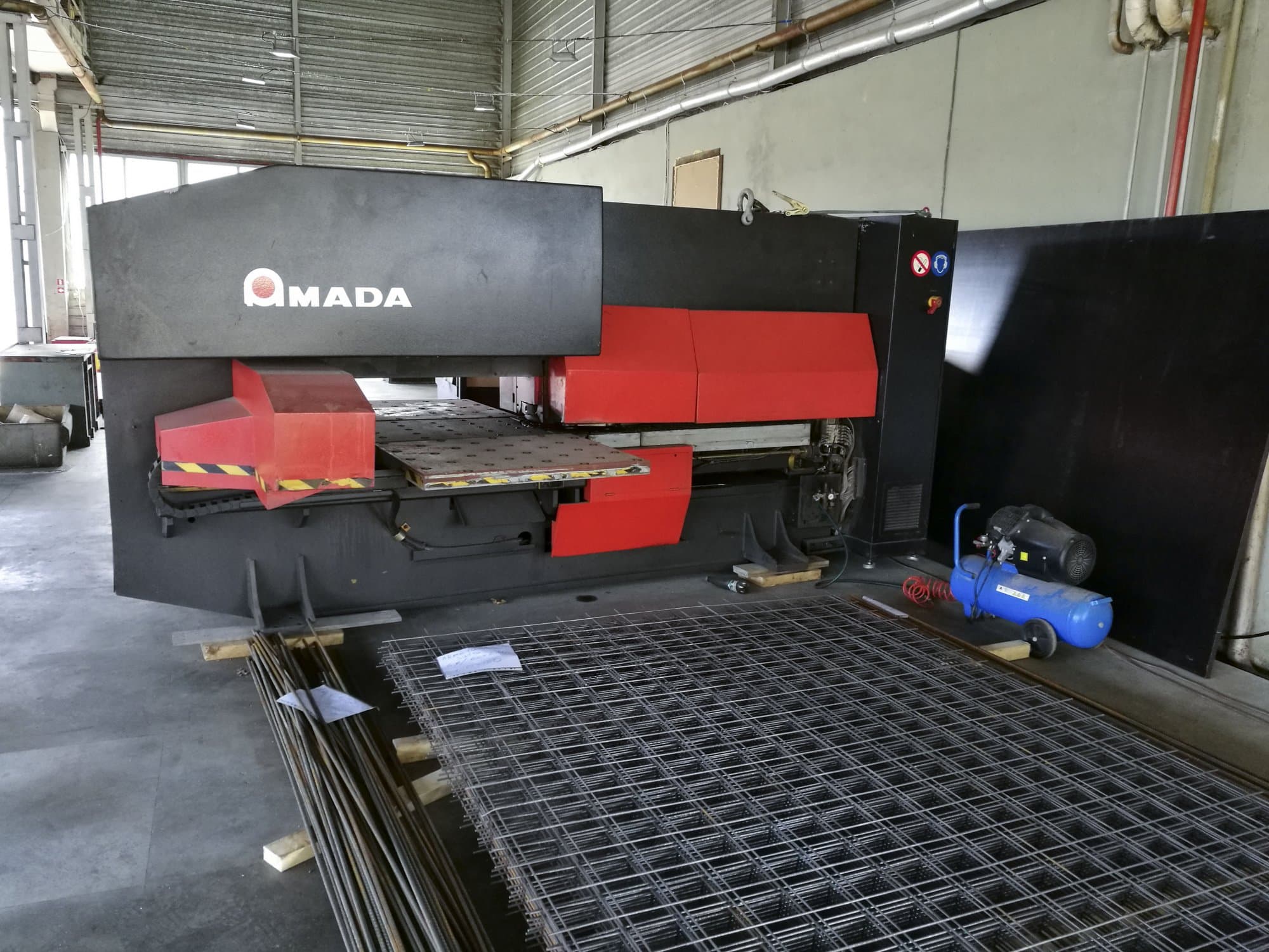 AMADA EUROPE 245 Mašinos vaizdas iš priekio