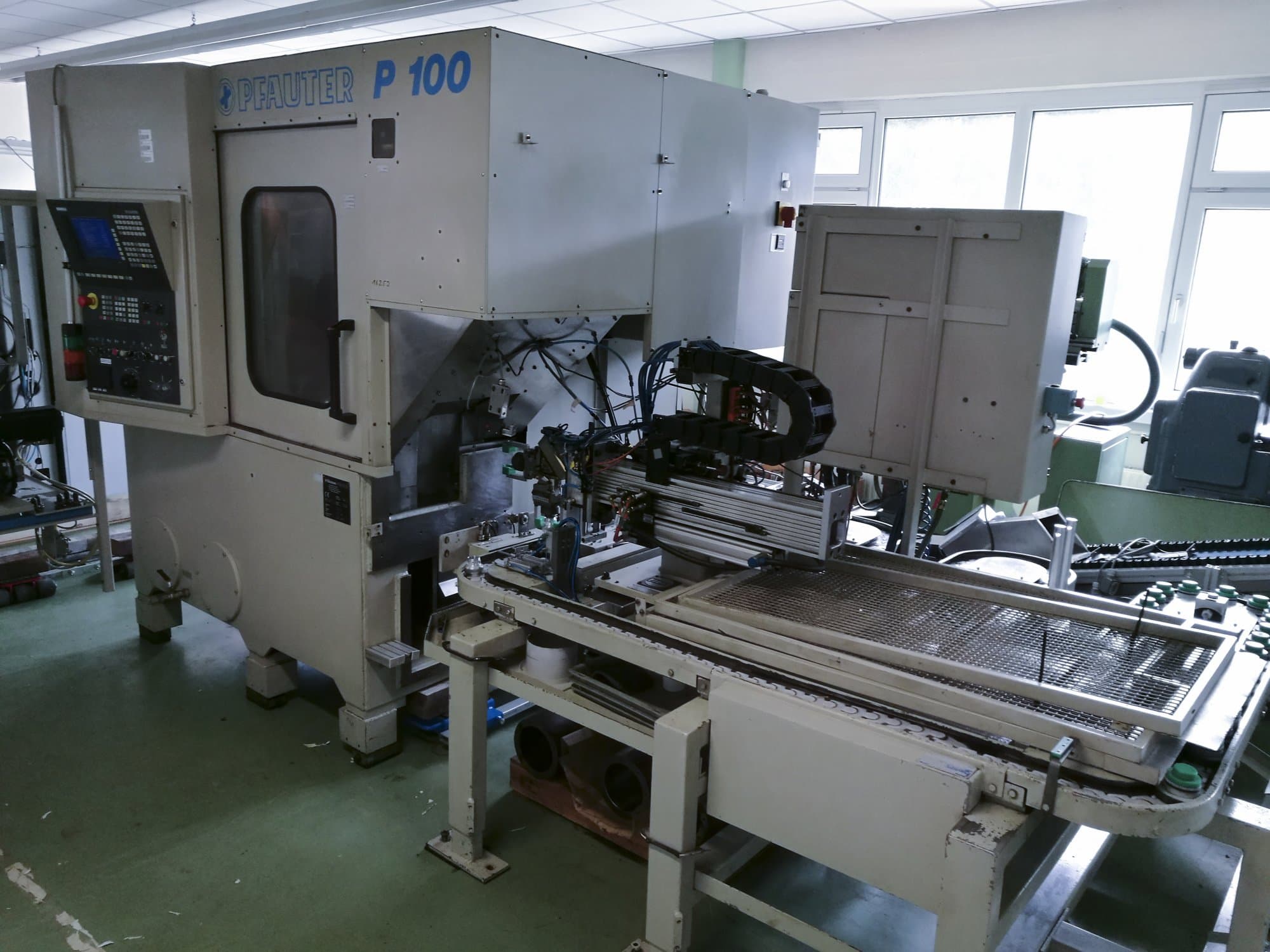 GLEASON-PFAUTER P100 Mašinos vaizdas iš priekio