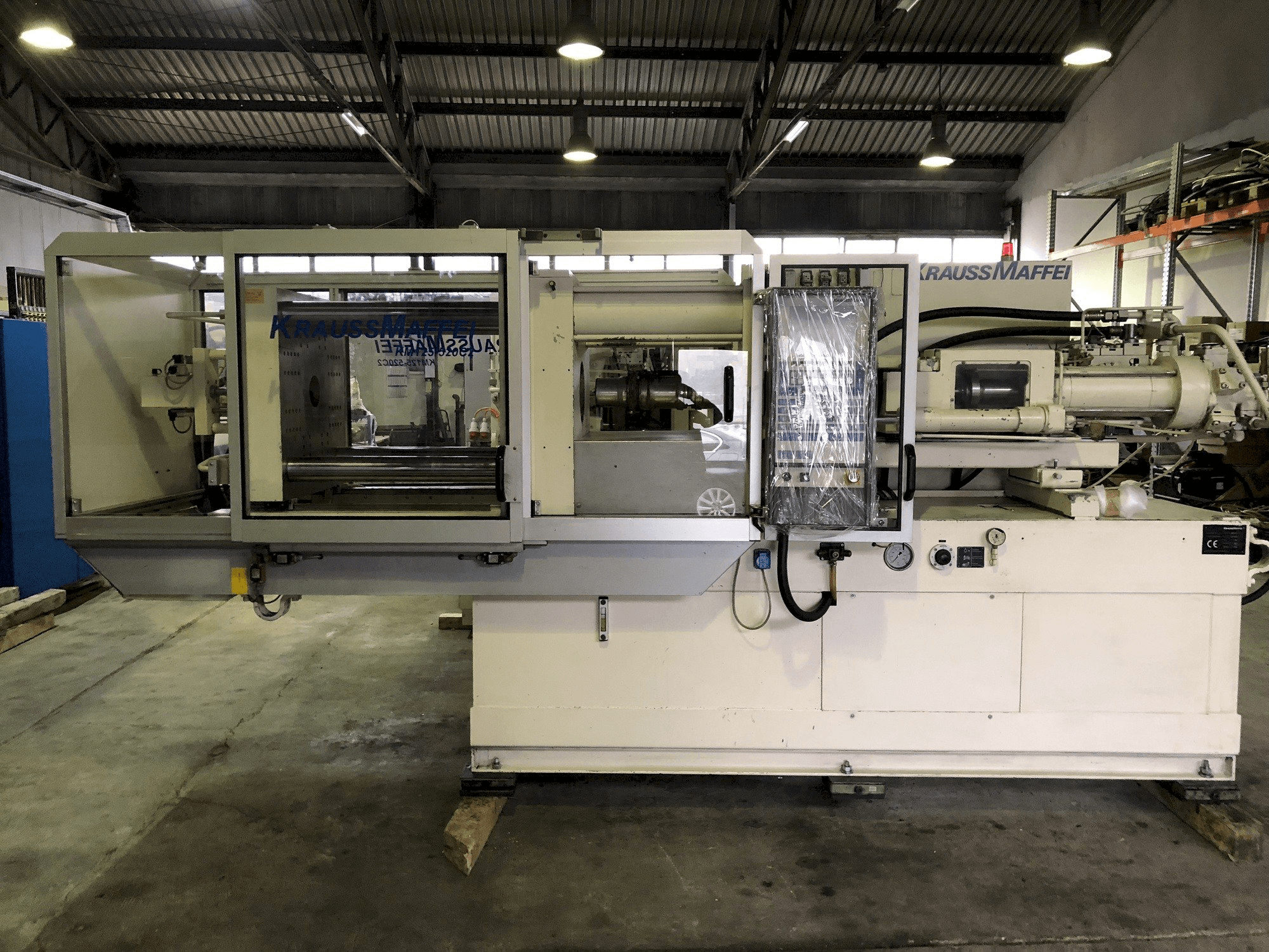 Krauss Maffei 125-520 Mašinos vaizdas iš priekio