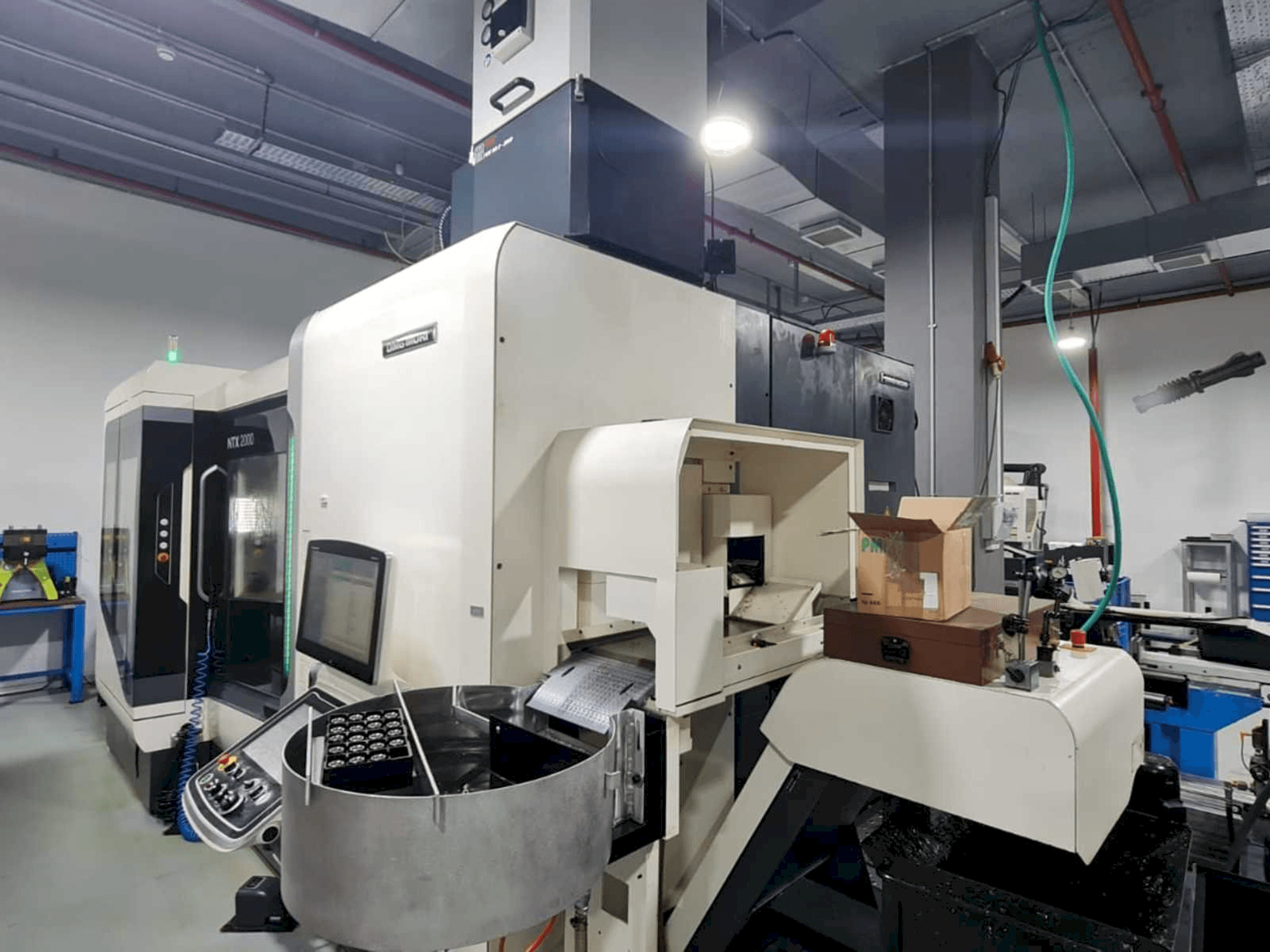 DMG MORI NTX2000/1500SZ Mašinos vaizdas iš dešinės pusės