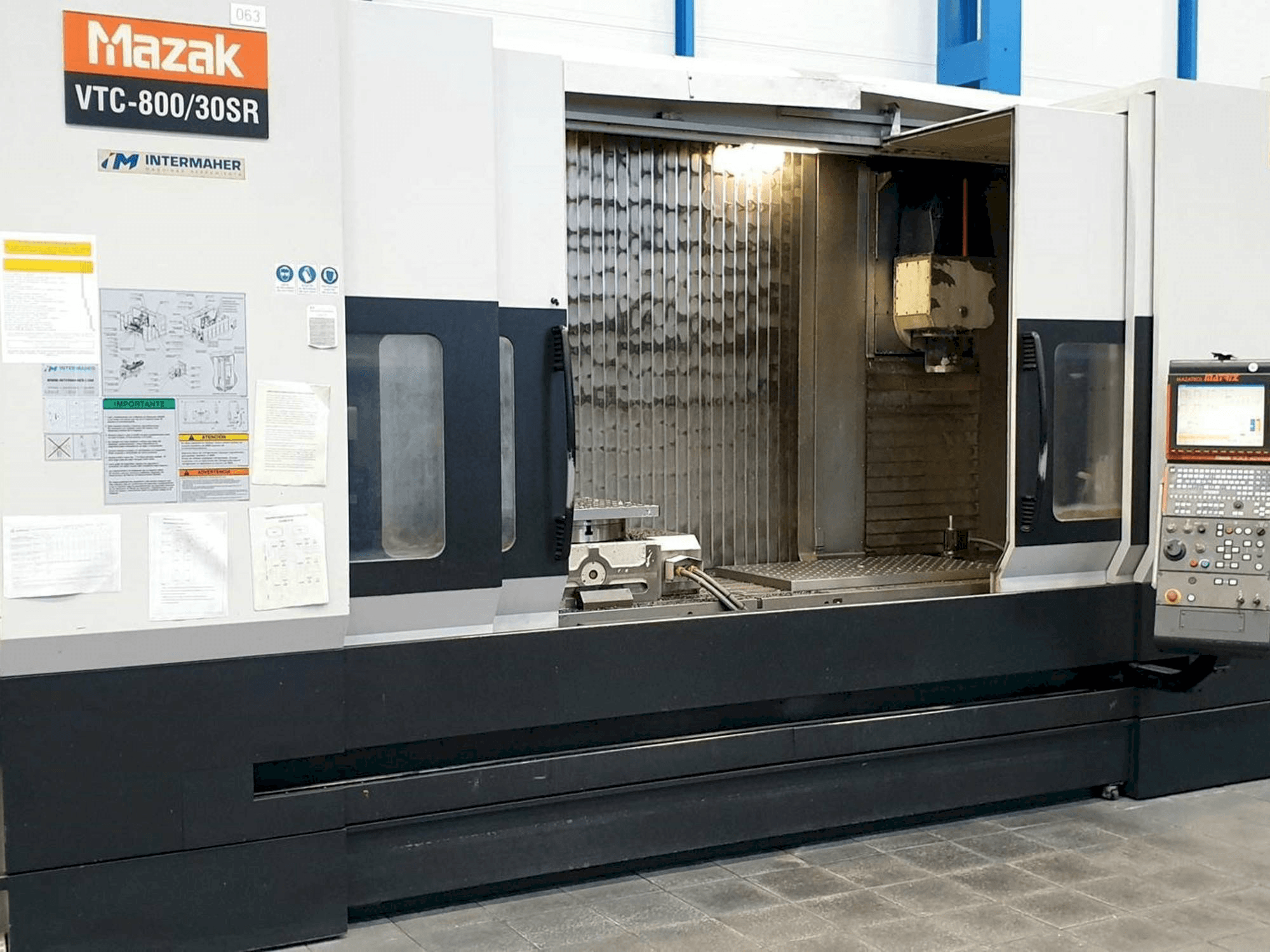Mazak VTC-800/30SR Mašinos vaizdas iš priekio
