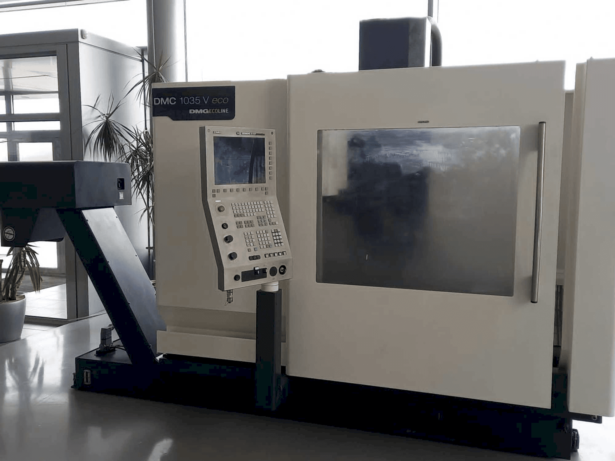 DMG DMC 1035 V eco Mašinos vaizdas iš priekio