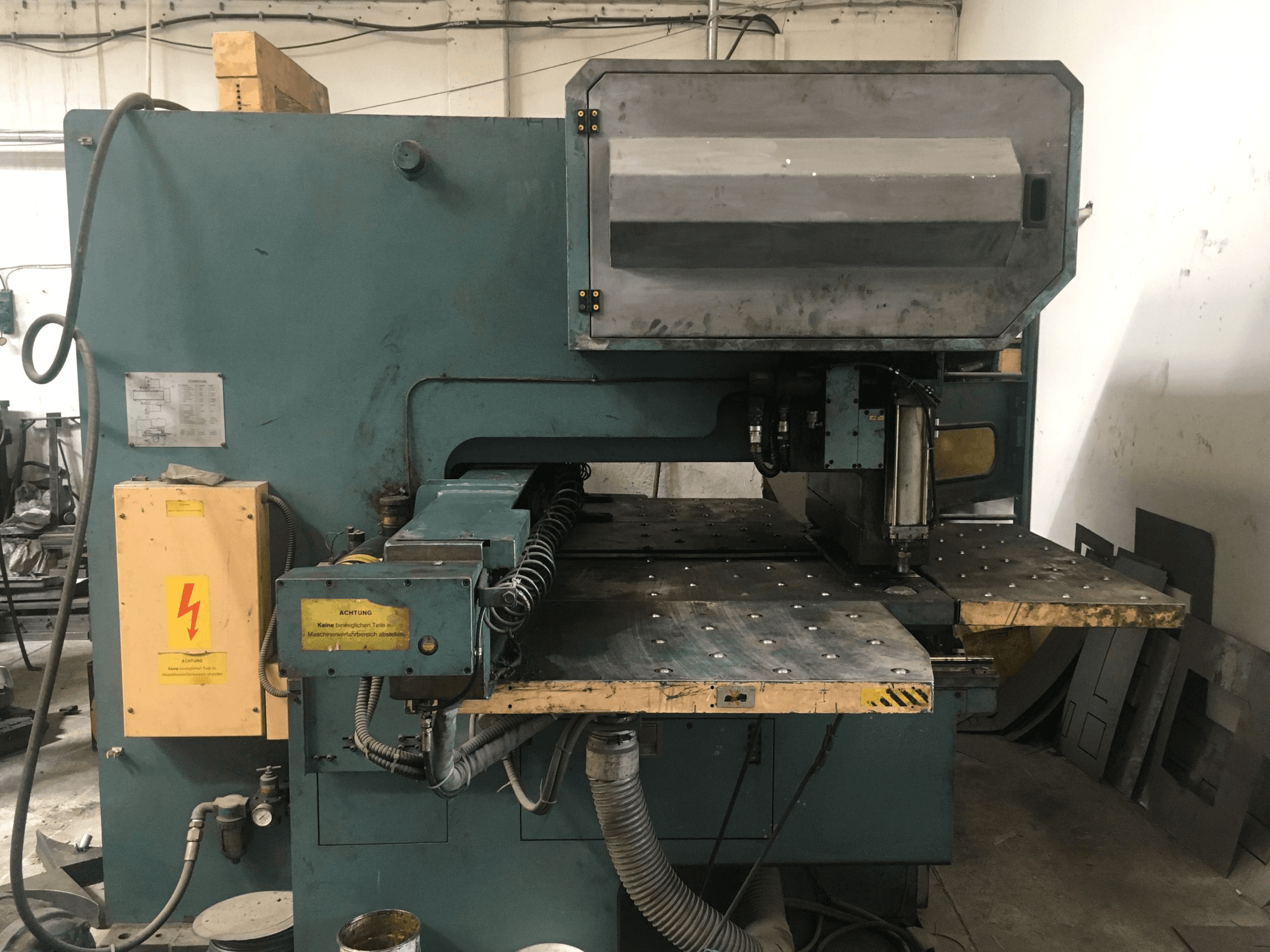 AMADA OCTO-334 Mašinos vaizdas iš priekio