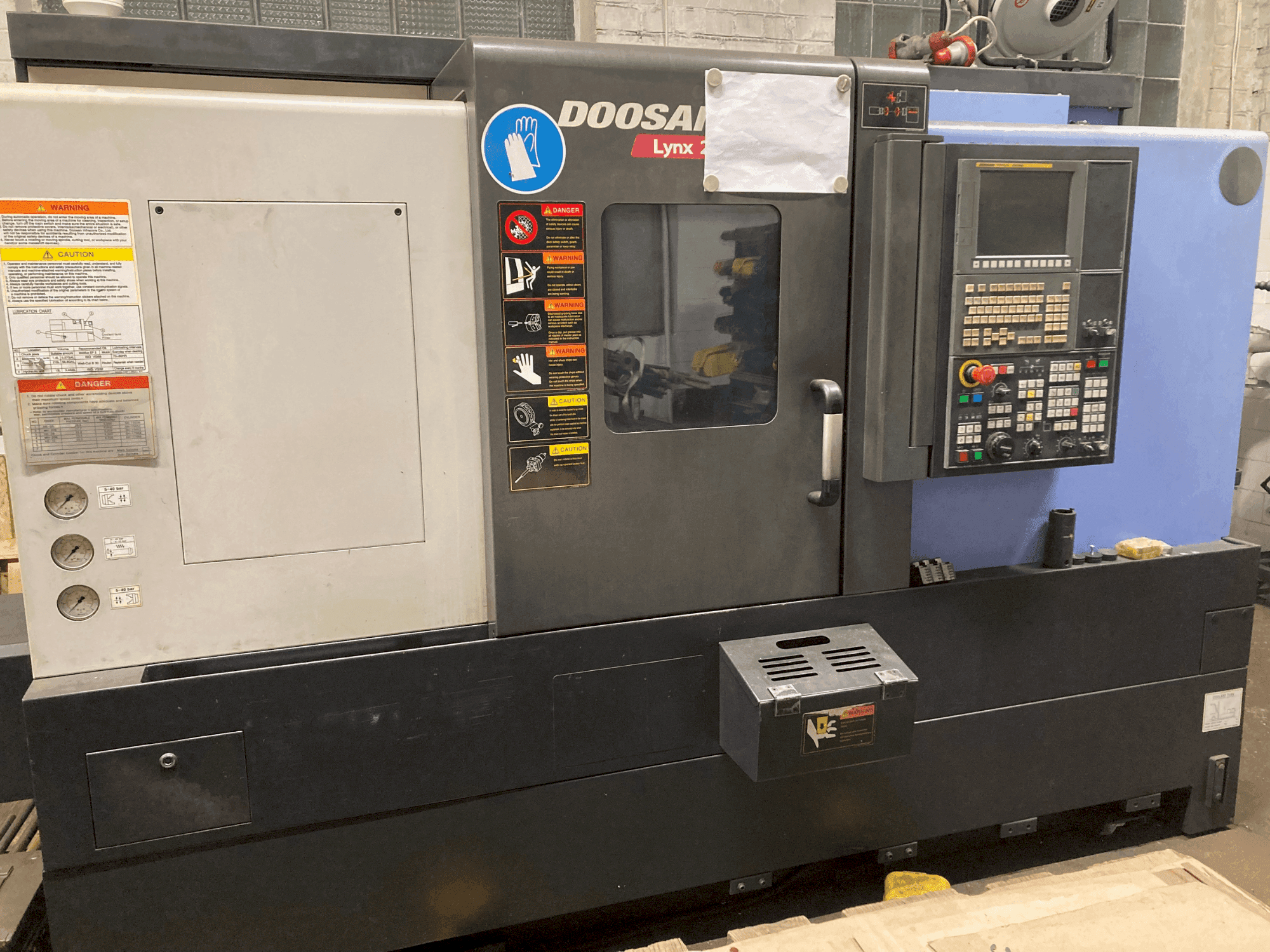 DOOSAN LYNX220LSYA Mašinos vaizdas iš priekio