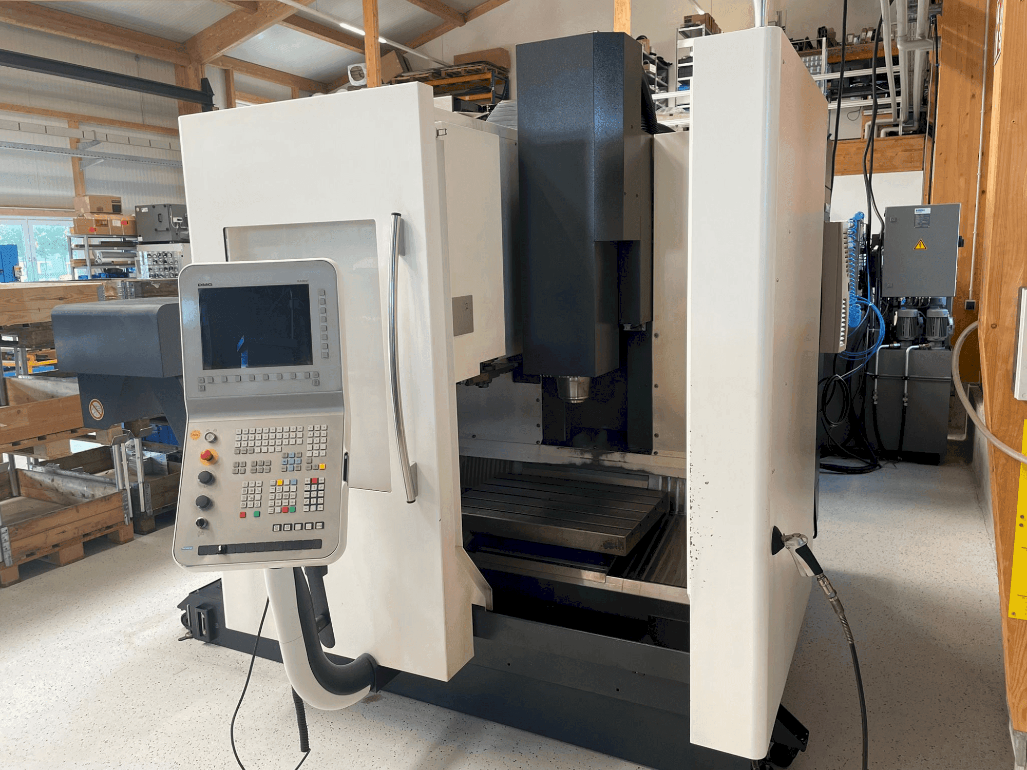 DMG DMC 635 V eco Mašinos vaizdas iš priekio