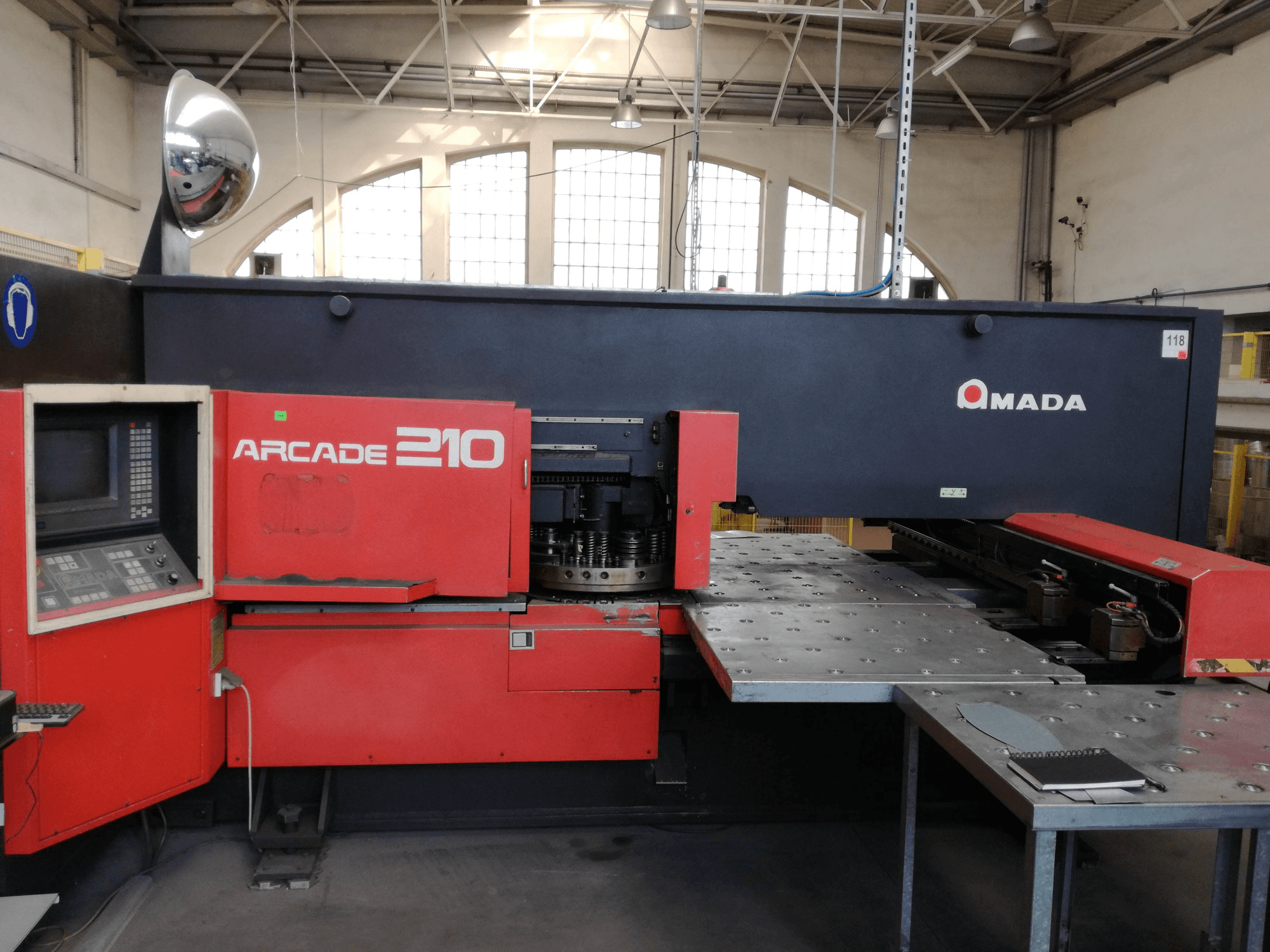 AMADA ARCADE 210 Mašinos vaizdas iš priekio