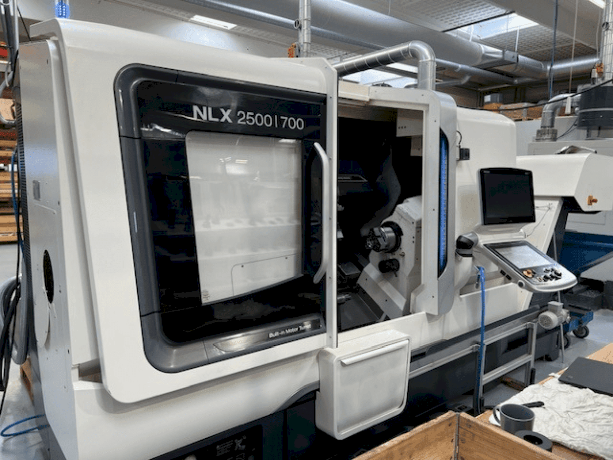 DMG MORI NLX2500SY/700 Mašinos vaizdas iš priekio