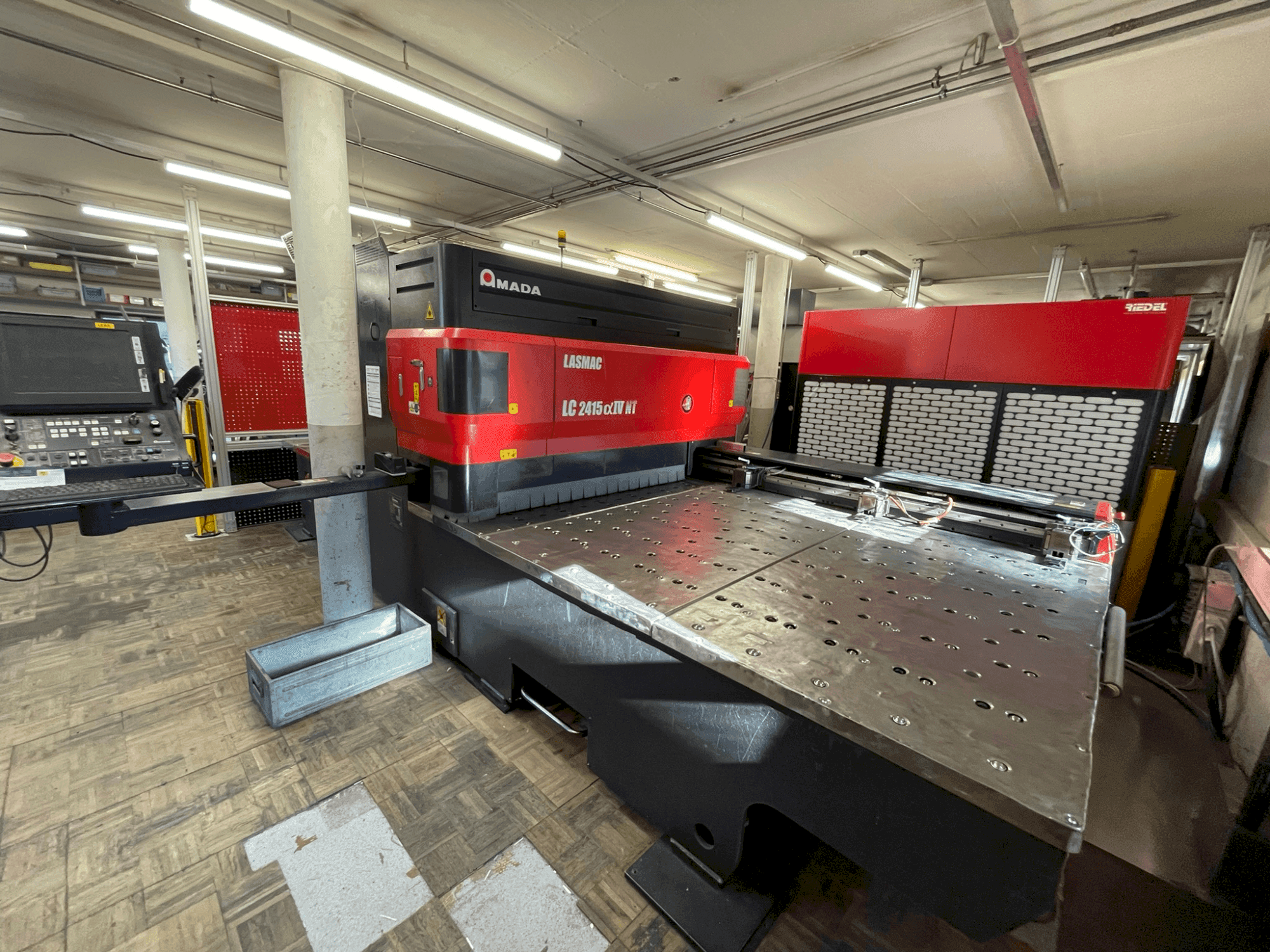 AMADA LC 2415 α-IV NT Mašinos vaizdas iš priekio