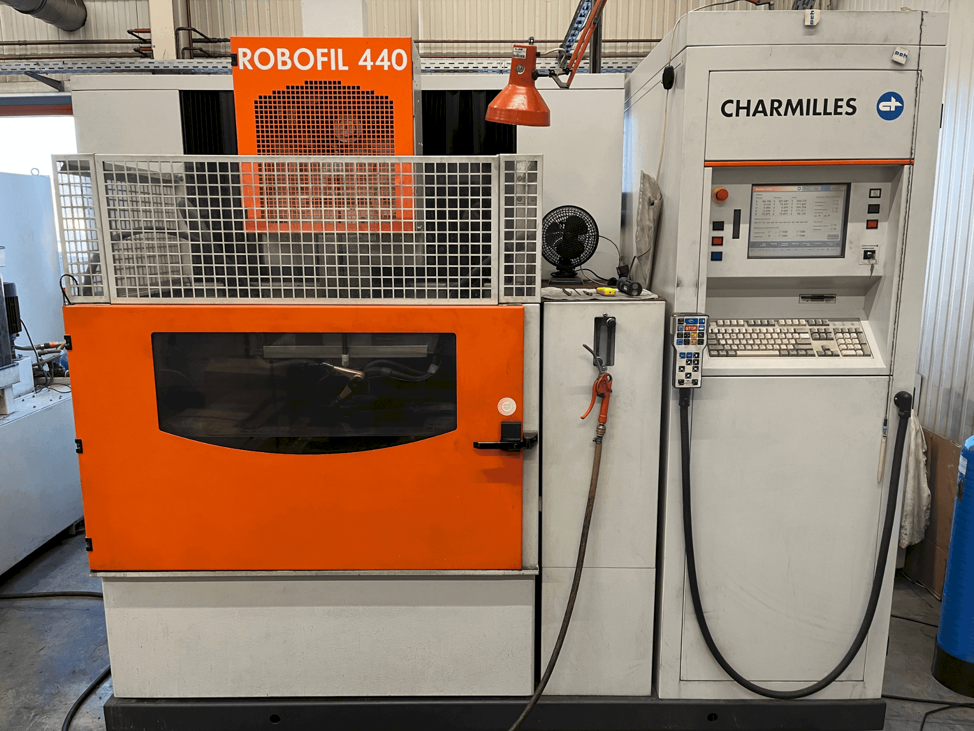 CHARMILLES Robofil 440 Mašinos vaizdas iš priekio