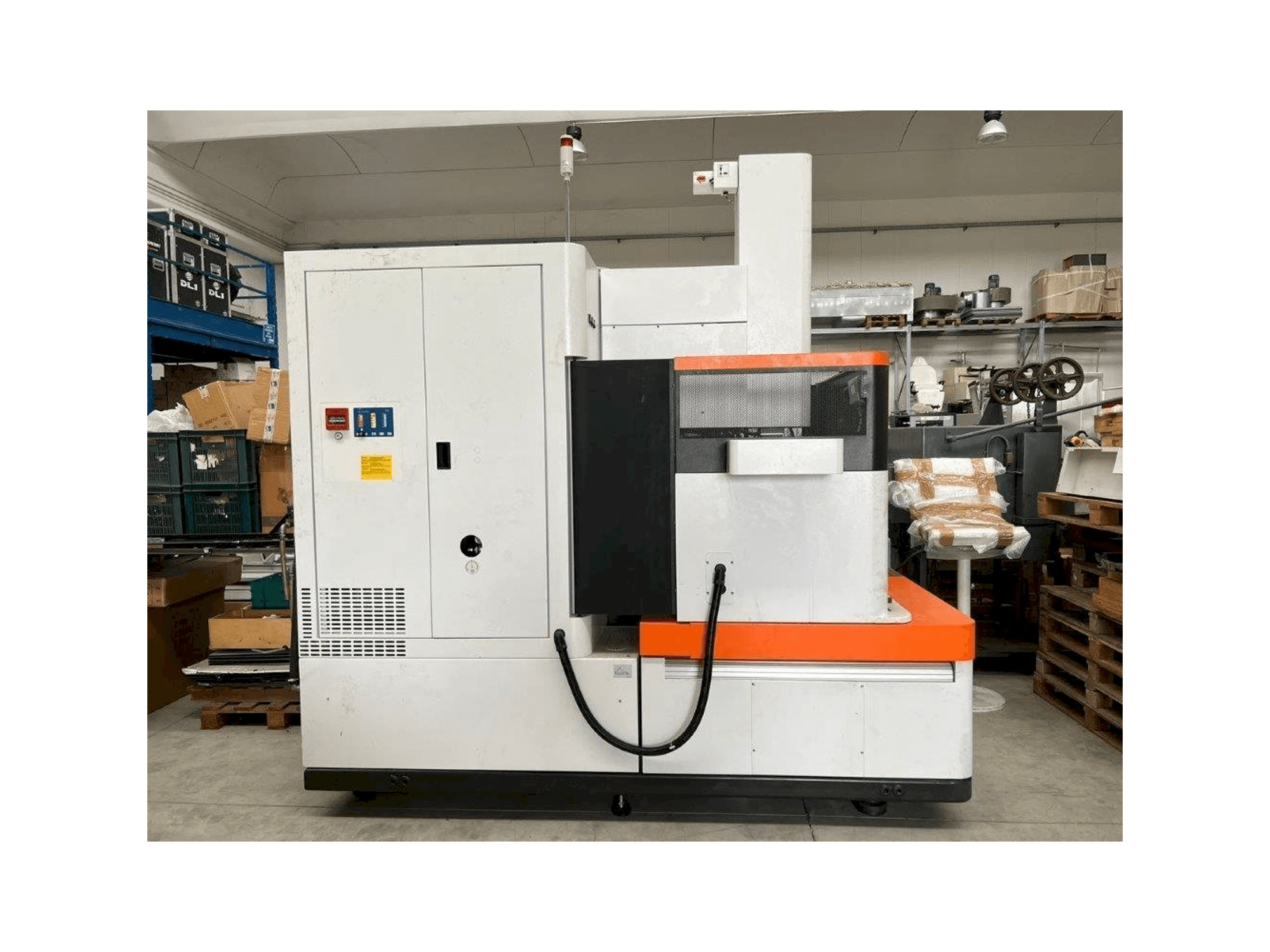 AgieCharmilles FORM 30 Mašinos vaizdas iš priekio